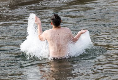 bir adam sudan atlar