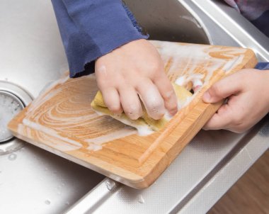 Mutfakta bulaşık çocuk