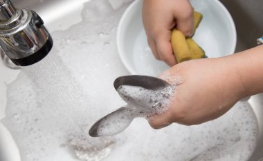 Mutfakta bulaşık çocuk