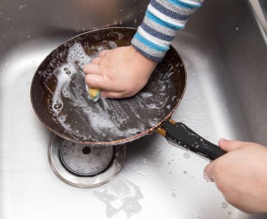 Mutfakta bulaşık çocuk