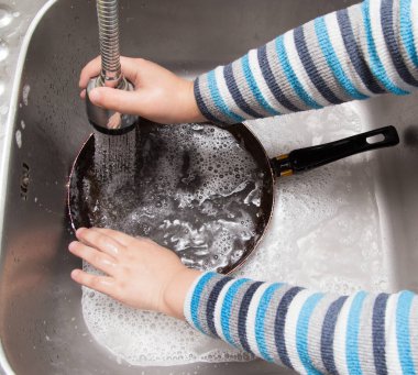 Mutfakta bulaşık çocuk