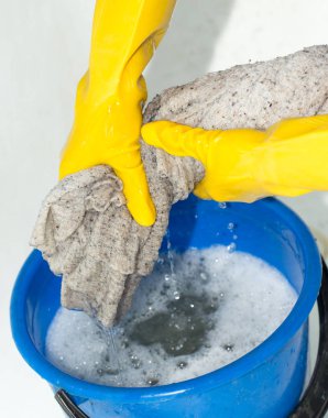 Beyaz bir arka plan üzerine durulama kumaş