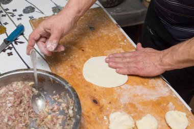 adam evde köfte hazırlar