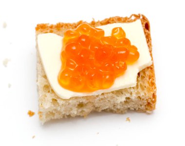 Beyaz zemin üzerine kırmızı havyar sandviç