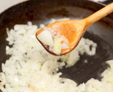 Soğan tavada kızarır.