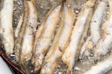 capelin un bir tencerede kızartılır