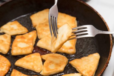 bir tavada kızarmış çörek