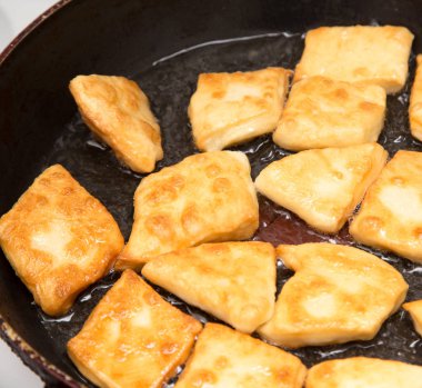 bir tavada kızarmış çörek