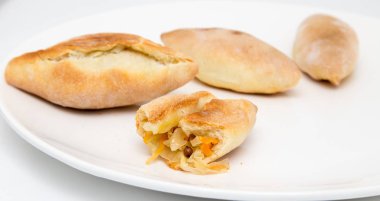 turta lahana beyaz bir arka plan üzerinde ile