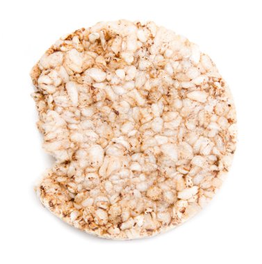 Beyaz arka planda tam tahıllı ekmek.