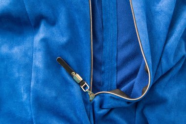 arka plan olarak mavi kumaş üzerine kilitle