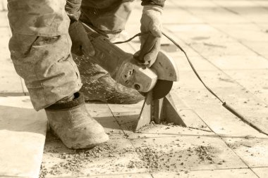 Parkta metal işçisi keser