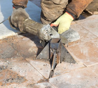 Parkta metal işçisi keser