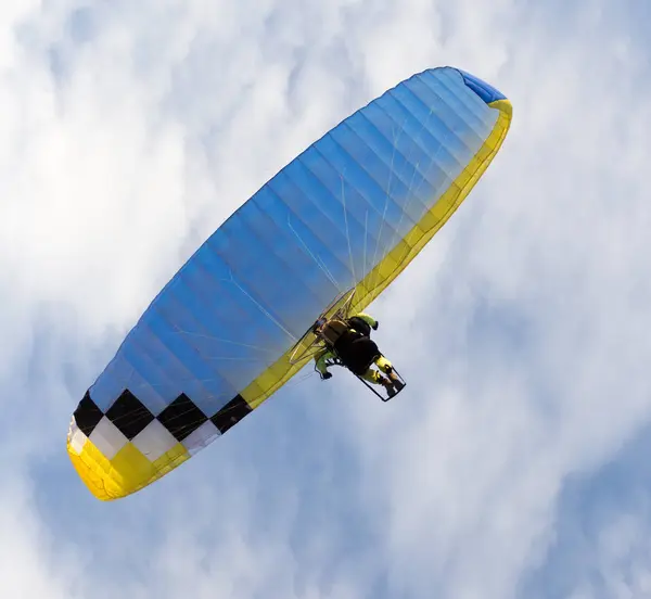 Крайний вид спорта парашют в небе — стоковое фото