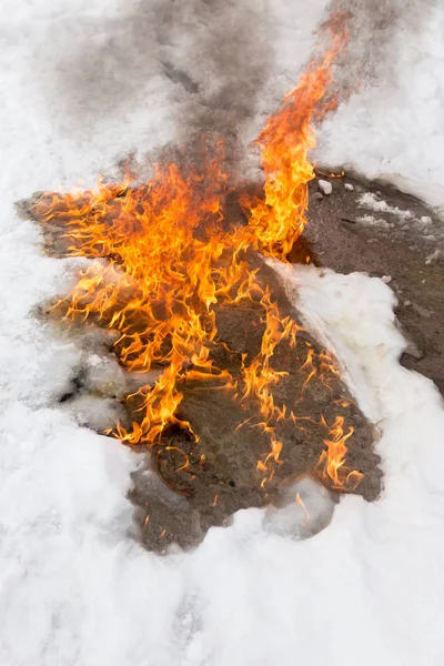 Llama ardiente en la nieve blanca en invierno —  Fotos de Stock