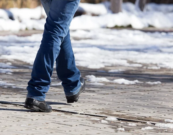 Pie hombre caminando en el camino en invierno — Foto de Stock