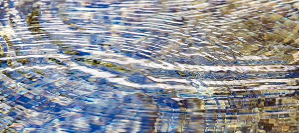 Cirkels op het wateroppervlak — Stockfoto