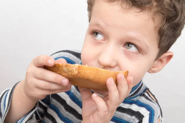 Junge isst Brot — Stockfoto