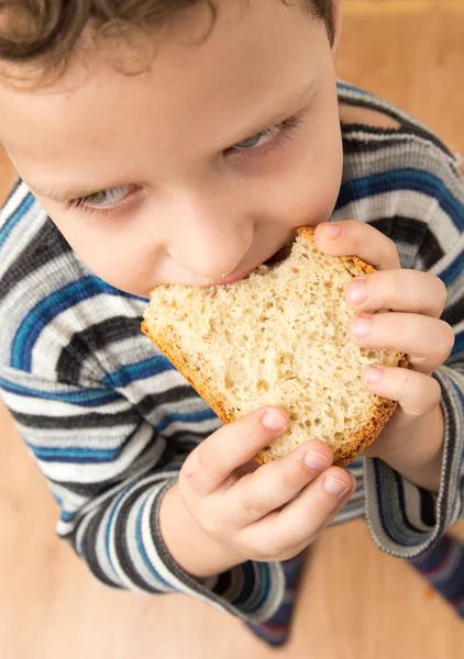 少年はパンを食べる — ストック写真