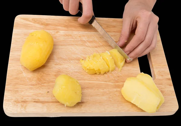 Pommes de terre bouillies à bord sur fond noir — Photo