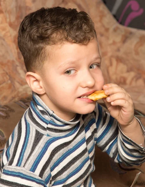 Garçon manger un beignet — Photo