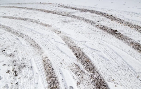 Traces de voitures sur la route en hiver — Photo