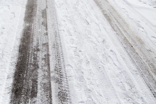 Tracce di auto sulla strada in inverno — Foto Stock