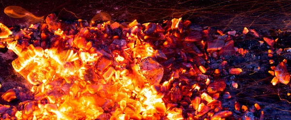 Holzkohle als Hintergrund — Stockfoto