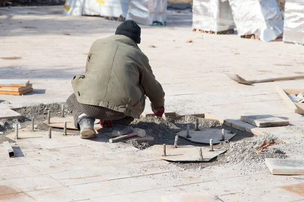 Işçinin kaldırım karosu koyar — Stok fotoğraf