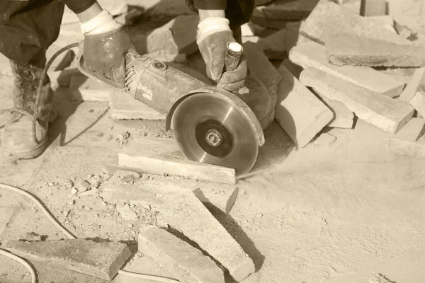 Arbeiter schneidet Pflasterplatten — Stockfoto