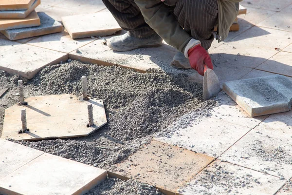 Arbetare sätter trottoaren kakel — Stockfoto