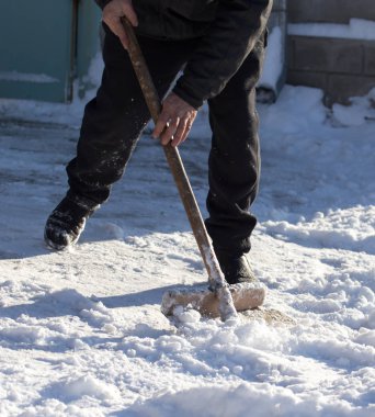 İşçi kar küreği temizler