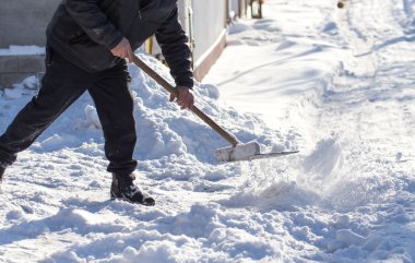 İşçi kar küreği temizler