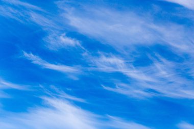 Arka planda mavi gökyüzündeki bulutlar