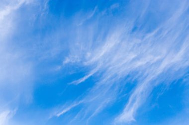 Arka planda mavi gökyüzündeki bulutlar