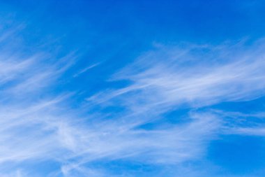 Arka planda mavi gökyüzündeki bulutlar