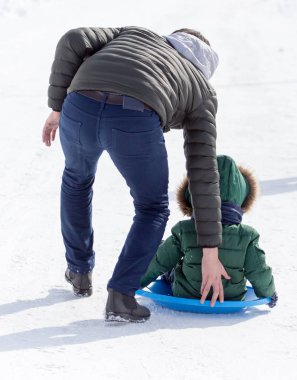Baba çocuk bir kızak üzerinde rulo.