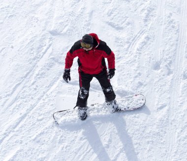 adam kışın snowboard