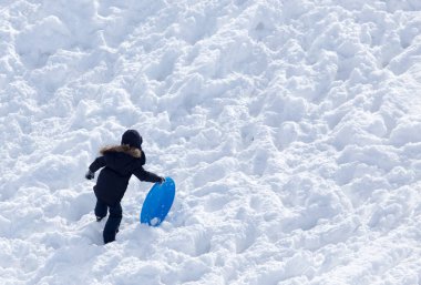 Kışın bir roller coaster binmek çocuk