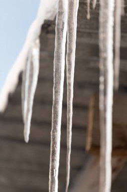 Buz sarkıtları evin tepesinden