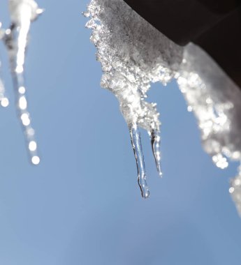 Buz sarkıtları evin tepesinden