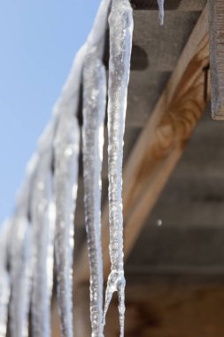 Buz sarkıtları evin tepesinden