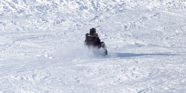 tepeler kızaklarımız üzerinde sürme adam