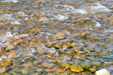 nehir bir zemin olarak içinde taşlar