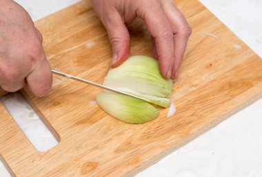 Cook soğan doğranmış tahta