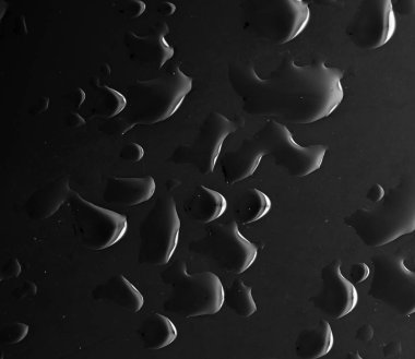 Siyah arkaplanda su damlacıkları