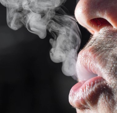 ağzından dışarı sigara dumanı