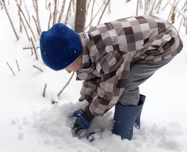 Boy playing with snow in winter — Stock Photo, Image