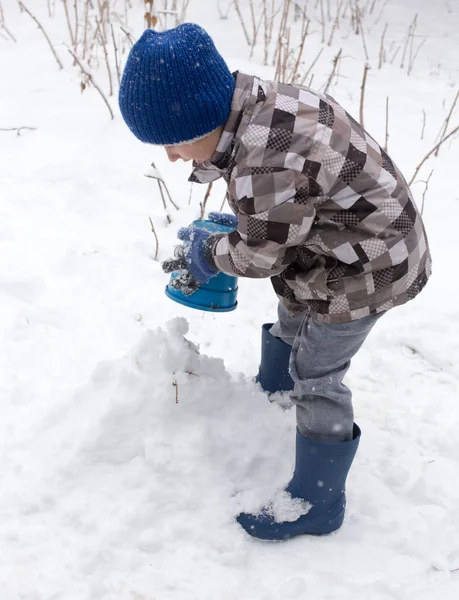 Garçon jouer avec la neige en hiver — Photo