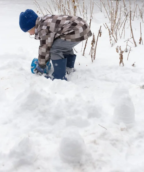 Garçon jouer avec la neige en hiver — Photo